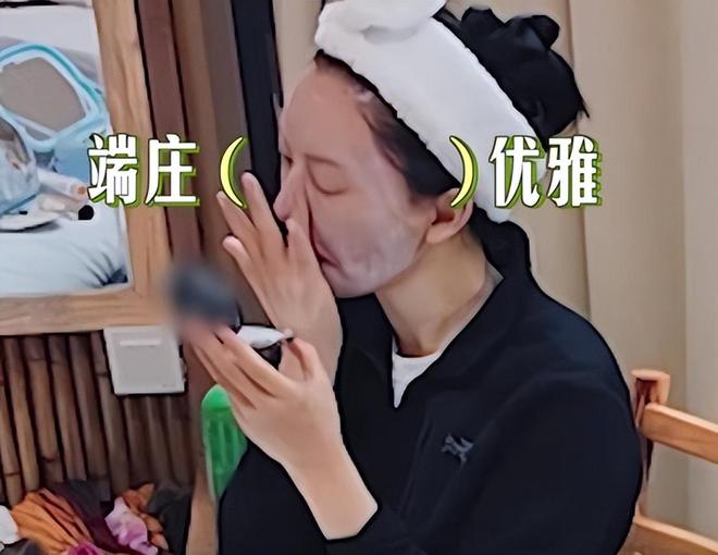 ”的李沁惊艳整个人面相变了惊鸿一瞥PG麻将胡了一档综艺被“一脸斑点(图4)
