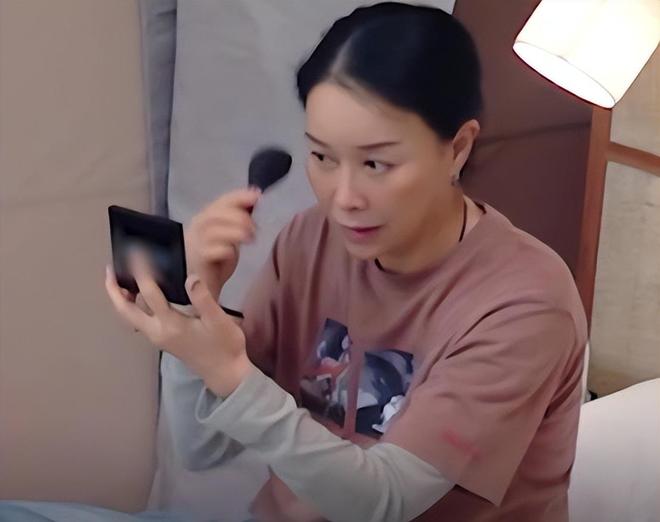 ”的李沁惊艳整个人面相变了惊鸿一瞥PG麻将胡了一档综艺被“一脸斑点(图19)